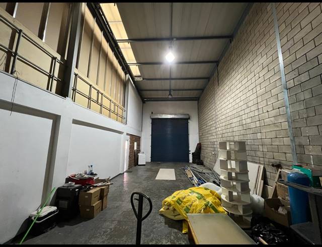 301M² WAREHOUSE TO LET IN STRIJDOMPARK